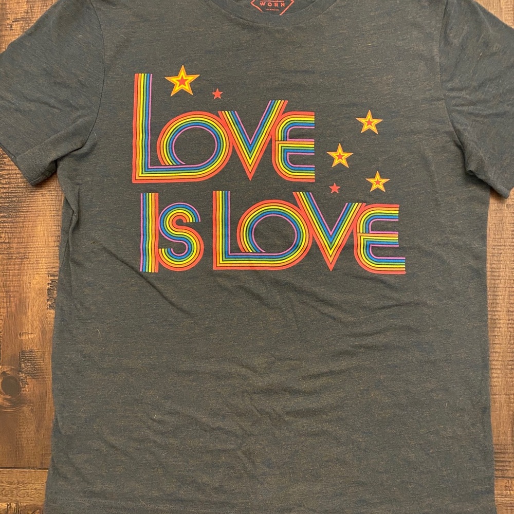 Pride shirt “Love is Love” medium